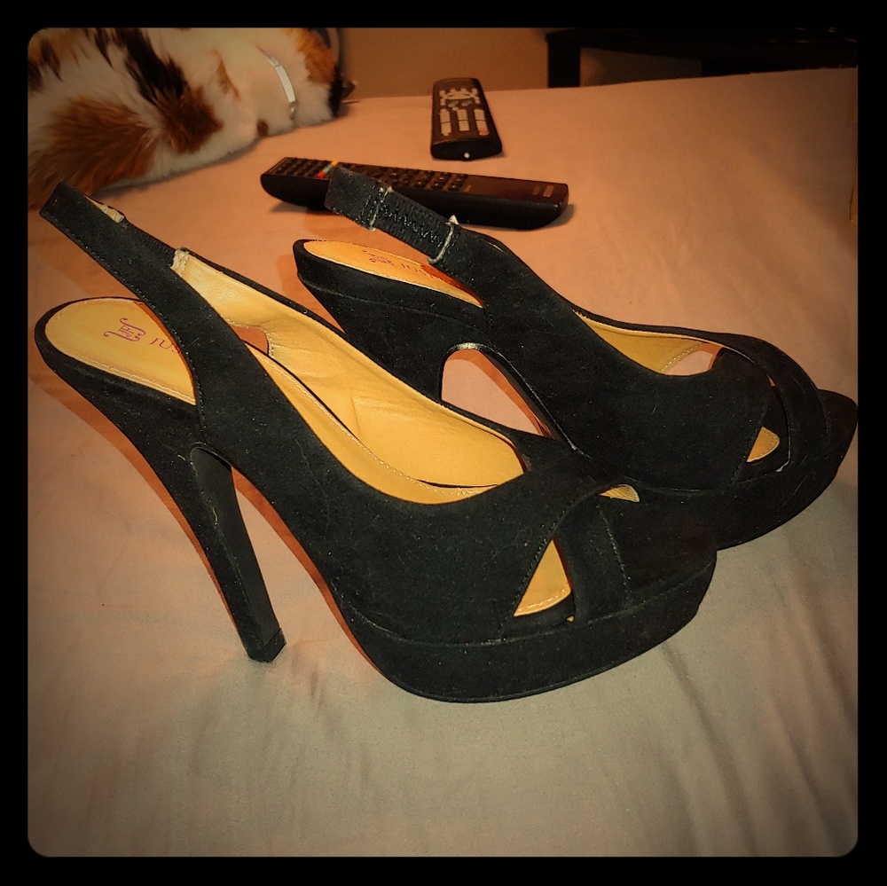 Size 6, never worn, heel